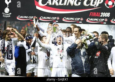 Calcio - Carling Cup - finale - Chelsea v Tottenham Hotspur - Stadio di Wembley. I Jubilant Tottenham Hotspur festeggiano la vittoria della Carling Cup dopo il fischio finale Foto Stock