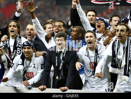 Calcio - Carling Cup - finale - Chelsea v Tottenham Hotspur - Stadio di Wembley. I Jubilant Tottenham Hotspur festeggiano la vittoria della Carling Cup dopo il fischio finale Foto Stock