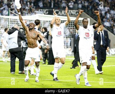 Calcio - Carling Cup - finale - Chelsea v Tottenham Hotspur - Stadio di Wembley. I Jubilant Tottenham Hotspur festeggiano la vittoria della Carling Cup dopo il fischio finale Foto Stock