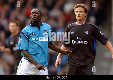 (L-R) Marc Vivien Foe di Manchester City e Emmanuel Petit di Chelsea durante la partita. Foto Stock