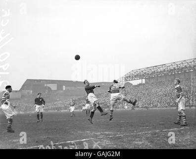 Calcio - fa Cup - terzo turno seconda gamba - Millwall / Northampton Town. Il Bobby Gordon di Millwall (c, l) viene battuto in aria Foto Stock