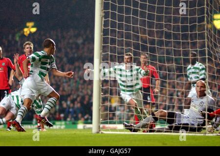 Henrik Larsson (l) di Celtic celebra il suo obiettivo vincente mentre Chris Sutton (centro) si affretta a congratularsi con lui, il portiere di Blackburn Rovers Brad Friedel siede abbattuto (r) Foto Stock