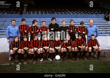 Membri del Manchester City Football Club. Riga posteriore, da sinistra a destra: Malcolm Allison (assistente manager e allenatore), Tommy Booth, Mike Doyle, Glyn Pardoe, Joe Corrigan, Harry Dowd, Alan Oakes, Willie Donachie e Dave Ewing (allenatore). Prima fila, da sinistra a destra: Tony Towers, Frank Carrodus, Ian Bowyer, Colin Bell, Tony Book (capitano), Francis Lee, Neil Young e Mike Summerbee. Foto Stock