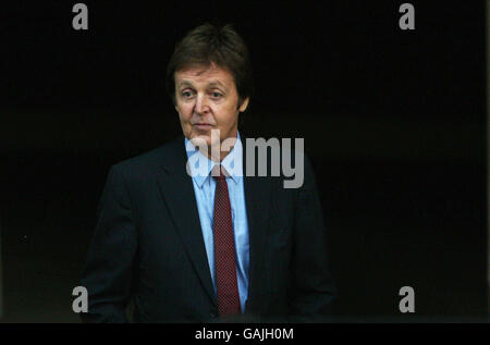 Sir Paul McCartney lascia la High Court, dove ha continuato la procedura di risoluzione del divorzio con Heather Mills. Foto Stock