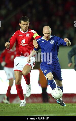 Calcio - Coppa UEFA - Round of 32 - SK Brann v Everton - Brann Stadion. Eirik Bakke di SK Brann e Andrew Johnson di Everton (a destra) in azione durante la partita della Coppa UEFA al Brann Stadium di Bergen, Norvegia. Foto Stock