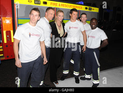 UMA Thurman arriva con i vigili del fuoco per la prima inglese del marito accidentale al Vue Cinema di Leicester Square, Londra. Foto Stock