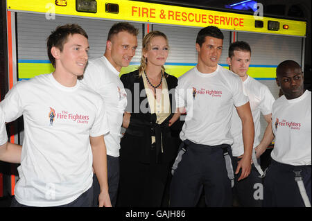 UMA Thurman arriva con i vigili del fuoco per la prima inglese del marito accidentale al Vue Cinema di Leicester Square, Londra. Foto Stock