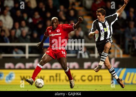 Laurent Robert di Newcastle United è picchiato alla palla da Geremi di Middlesbrough Foto Stock