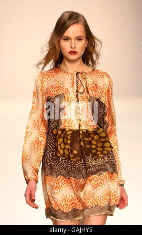 Un modello indossa una creazione del designer Issa, durante la London Fashion Week al BFC Tent, Natural History Museum, West Lawn, Cromwell Road, SW7. Foto Stock