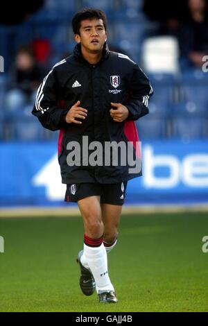 Calcio - fa Barclaycard Premiership - Fulham v Arsenal. Junichi Inamoto di Fulham si riscalda prima del gioco Foto Stock