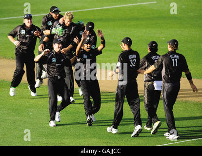 La Nuova Zelanda festeggia il wicket dell'Alastair Cook inglese durante la terza partita internazionale di un giorno all'Eden Park, Auckland, Nuova Zelanda. Foto Stock
