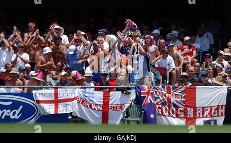 La Barmy Army dell'Inghilterra ha avuto più a cantare circa il secondo giorno contro l'Australia. Foto Stock