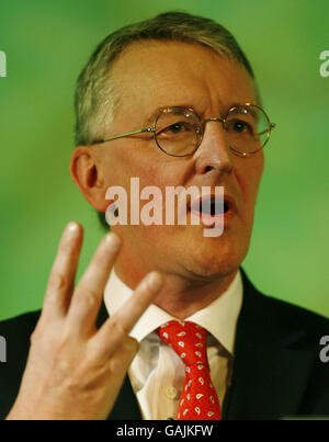 Il Segretario all'ambiente Hilary Benn parla alla conferenza annuale dell'Unione Nazionale degli agricoltori di Londra. Foto Stock