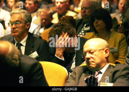 I membri della National Framers Union ascoltano il Segretario per l'ambiente Hilary Benn durante la conferenza annuale della National Farmers Union a Londra. Foto Stock