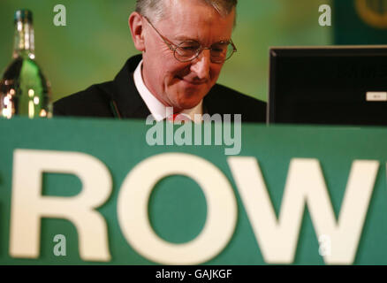 Il Segretario all'ambiente Hilary Benn parla alla conferenza annuale dell'Unione Nazionale degli agricoltori di Londra. Foto Stock