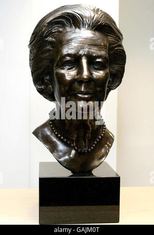 Una nuova statua di Lady Thatcher è presentata al Conservative Party HQ a Millbank, nel centro di Londra. Foto Stock