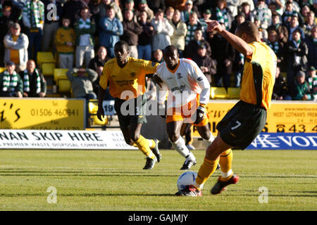 Henrik Larsson di Celtic segna una penalità contro Livingston Foto Stock