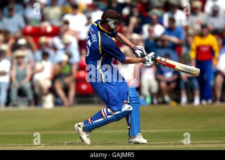 Cricket - Norwich Union League - Divisione due - Surrey / Essex. Jason Ratcliffe di Surrey in azione Foto Stock