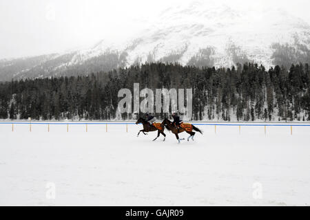 Una vista generale della pista sul lago ghiacciato a St Moritz, Svizzera. Foto Stock