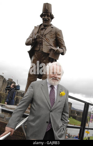 Sir Anthony Hopkins alla scoperta di una statua in bronzo alta nove metri di Tommy Cooper al Twyn Car Park a Caerphilly, Galles del sud. Foto Stock