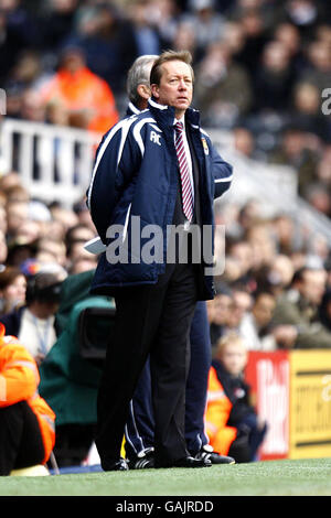 Il manager di West Ham United, Alan Curbishley, è sulla linea di contatto durante la partita Barclays Premier League a Craven Cottage, Londra. Foto Stock