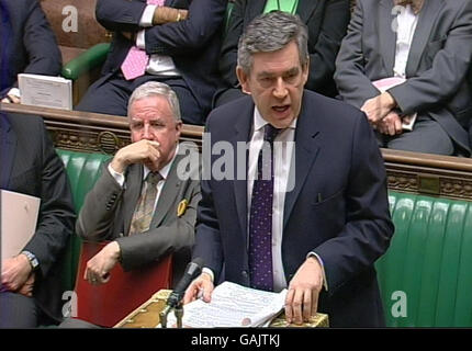 Il primo ministro britannico Gordon Brown durante le interrogazioni del primo ministro alla Camera dei Comuni di Londra. Foto Stock