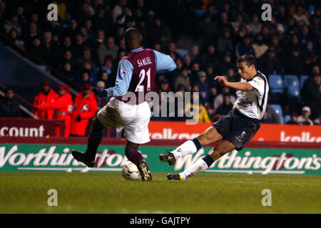 Calcio - Worthington Cup - Quarter Final - Aston Villa / Liverpool. Il Milan Baros di Liverpool supera il pallone di Aston Villa, Jlloyd Samuel, per segnare il secondo gol ai suoi lati per ottenere il punteggio di 2-1 Foto Stock