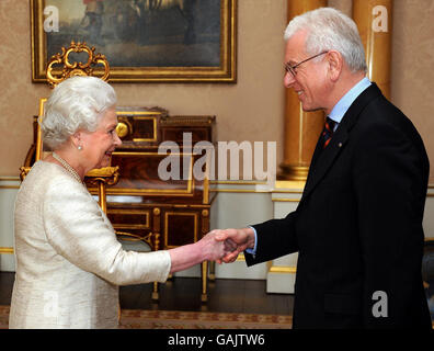 La regina britannica Elizabeth II stringe le mani con Hans-Gert Poettering, presidente del Parlamento europeo, durante un'udienza privata a Buckingham Palace. Foto Stock