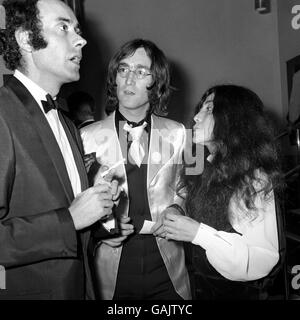 John Lennon e Yoko Ono partecipano alla prima notte della sua prima rappresentazione all'Old Vic National Theatre di Waterloo Road, Londra. Il gioco è adattato da due libri di Lennon basati sulla sua infanzia. Insieme a Lennon è co-produttore Victor Spinetti (l) e Yoko Ono (r), l'artista-compositore giapponese d'avanguardia. Foto Stock