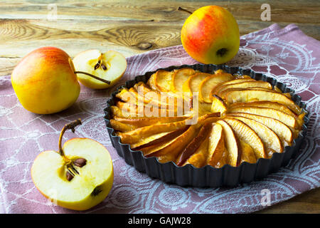 In casa la torta di mele, dessert di frutta, tart su sfondo di legno, fuoco selettivo Foto Stock