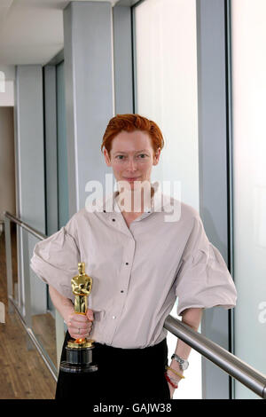 Tilda Swinton - vincitrice del premio miglior attrice di supporto agli Oscar, per il suo ruolo in Michael Clayton - ritorna nel Regno Unito all'aeroporto di Heathrow. Foto Stock