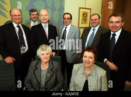 L'ex leader del partito conservatore William Hague (3° a sinistra) con James Paize MP, Alistair Davy, Robert Lambert, Stephen Crabtree, e Robert Goodwill MP (fila posteriore, da sinistra a destra) e Christine Clarkson e Christine Ryder (fronte, da sinistra a destra) a Portcullis House a Westminster, questo pomeriggio. Foto Stock