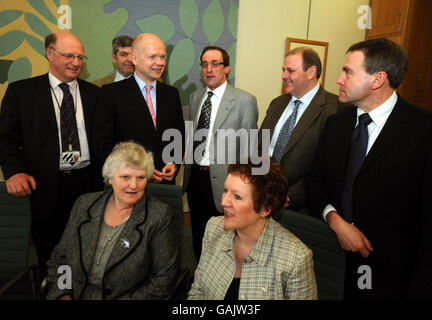 L'ex leader del Partito conservatore William Hague (terza a sinistra) con James Paize MP, Alistair Davy, Robert Lambert, Stephen Crabtree, e Robert Goodwill MP (seconda fila, da sinistra a destra) e Christine Clarkson e Christine Ryder (davanti, da sinistra a destra) a Portcullis House a Westminster, questo pomeriggio. Foto Stock