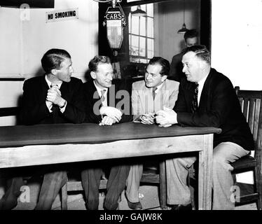 Preston North End e Tom Finney (second l) in Inghilterra prendono parte a una discussione radiofonica presso la Central African Broadcasting Station per quanto riguarda gli standard relativi del gioco in Inghilterra e Rhodesia Settentrionale. I suoi interlocutori sono (l-r) John Burgess (ex giocatore di Pegasus), Donald Lightfoot (produttore del programma) e Bob Hesford (ex portiere di Huddersfield Town che si oppose a Finney nella finale della fa Cup 1938) Foto Stock