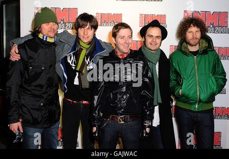 I Kaiser Chiefs (L-R) Andrew White, Nick Hodgson, Ricky Wilson, Nick Baines e Simon Rix arrivano per i Shockwaves NME Awards 2008 all'O2 Arena, Millennium Way, Greenwich, SE10. Foto Stock