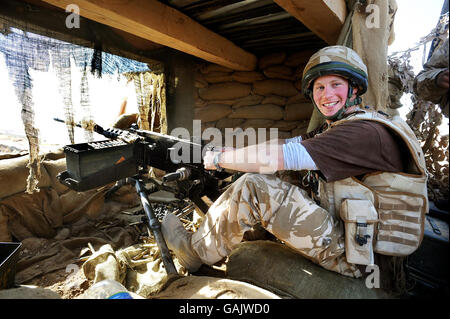 Prince Harry mans la mitragliatrice da 50 mm sul posto di osservazione a JTAC Hill, vicino alla FOB Delhi (base operativa in avanti), nella provincia di Helmand Afghanistan meridionale. Foto Stock