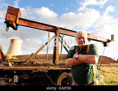 Joe Weston-Webb, 70 anni, di Radcliff on Soar, Nottinghamshire, che ha deciso di proteggere la sua attività con una catapulta in stile romano dopo che recentemente è diventato il bersaglio dei vandali. Foto Stock