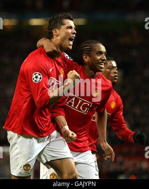 Calcio - UEFA Champions League - primo turno di Knockout - seconda tappa - Manchester United / Olympique Lyonnais - Old Trafford. Cristiano Ronaldo, il Manchester United, celebra il traguardo di apertura del gioco Foto Stock