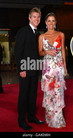 Brett Lee ed Elizabeth Lee arrivano sul tappeto rosso Al Crown Casino di Melbourne per il 2008 Allan Medaglia di confine Foto Stock