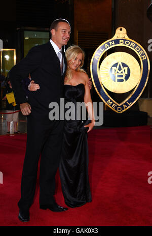 Stuart Clark e Michelle Clark arrivano sul tappeto rosso Al Crown Casino di Melbourne per il 2008 Allan Medaglia di confine Foto Stock