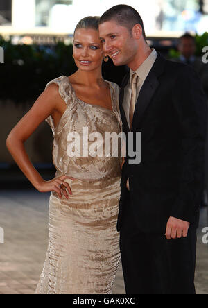 Michael Clarke e Lara Bingle arrivano sul tappeto rosso Al Crown Casino di Melbourne per il 2008 Allan Medaglia di confine Foto Stock