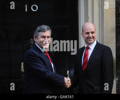 Il primo Ministro Gordon Brown, a sinistra, saluta il primo Ministro svedese Fredrik Reinfeldt, che arriva oggi al 10 Downing Street, Londra. Foto Stock