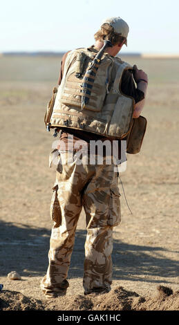 Il principe Harry mette sulla sua armatura del corpo nel deserto nella provincia di Helmand Afghanistan meridionale. Foto Stock