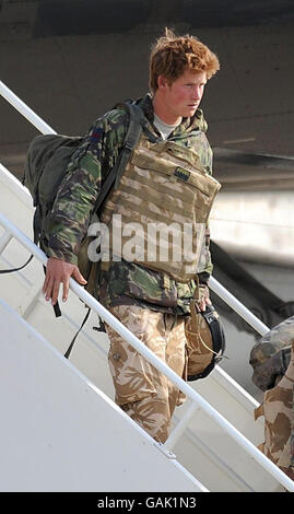 Il principe Harry stepping di un aereo a RAF Brize Norton in Oxfordshire al suo ritorno dall'Afghanistan. Foto Stock