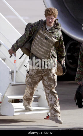 Il principe Harry stepping di un aereo a RAF Brize Norton in Oxfordshire al suo ritorno dall'Afghanistan. Foto Stock