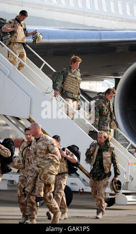 Il principe Harry stepping di un aereo a RAF Brize Norton in Oxfordshire al suo ritorno dall'Afghanistan. Foto Stock