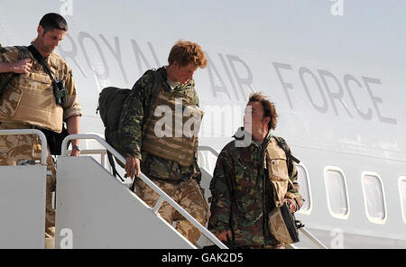 Il principe Harry salì da un aereo a RAF Brize Norton nell'Oxfordshire al suo ritorno dall'Afghanistan. Foto Stock