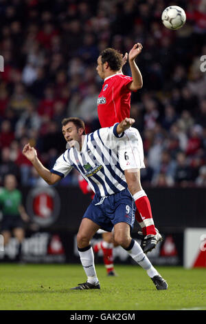 Mark Fish di Charlton Athletic e Danny Dichio di West Bromwich Albion Foto Stock