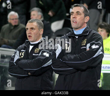 Calcio - Coca-Cola Football League Championship - Hull City / Burnley - KC Stadium. Il direttore di Burnley Owen Coyle e l'assistente Sandy Stewart (l) prima del calcio d'inizio Foto Stock