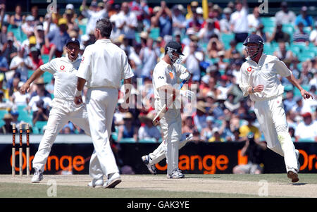 Steve Waugh, australiano, si spegne dopo essere stato invischiato da Andrew Caddick, inglese, mentre Nasser Hussain e Richard Dawson corrono. Foto Stock